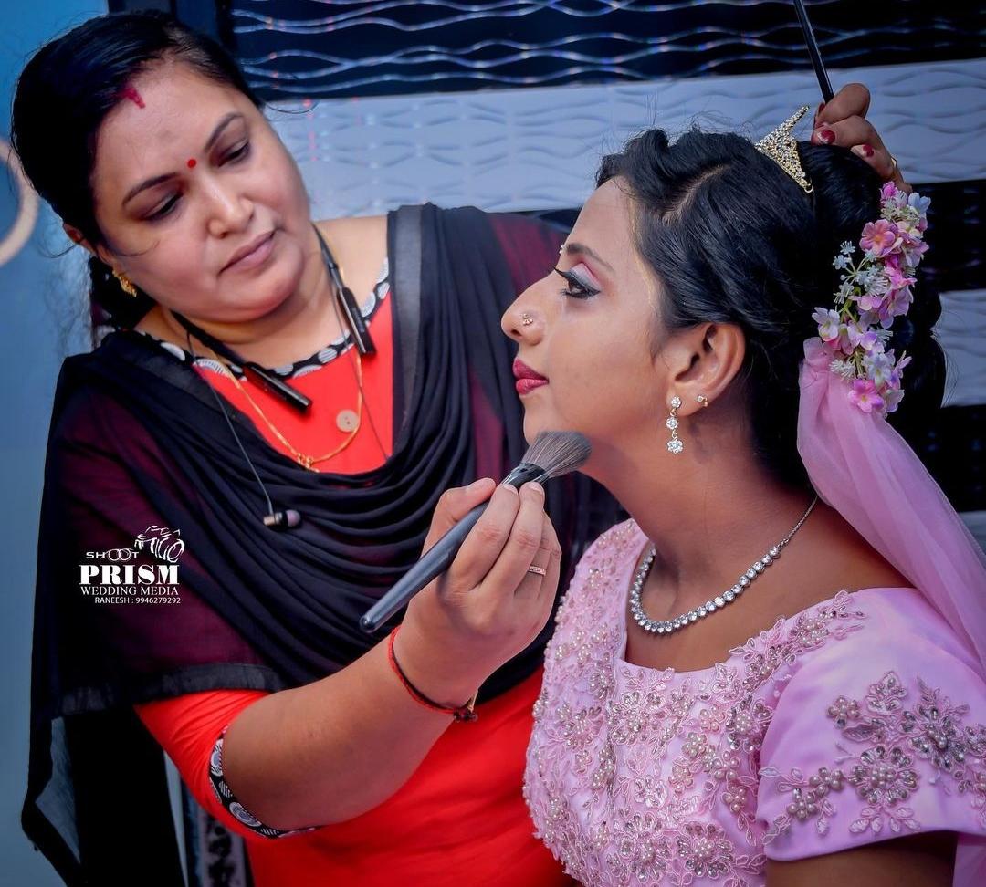 GRACE BEAUTY PARLOUR KARINKALLATHANI